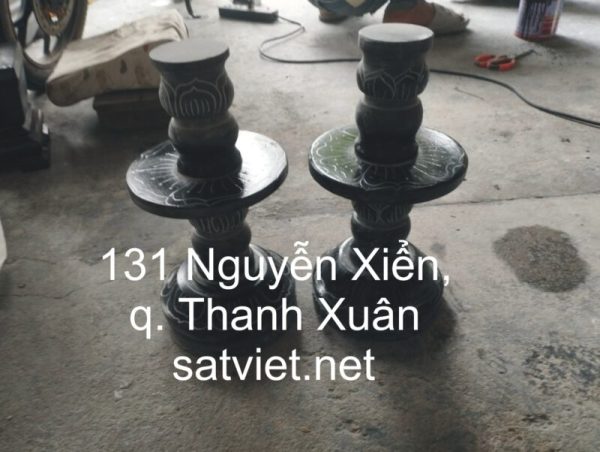 Chân đèn đá nhỏ